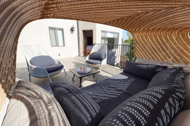 Building Photo - 6 Bed 5 Bath House with Fully Converted Co...