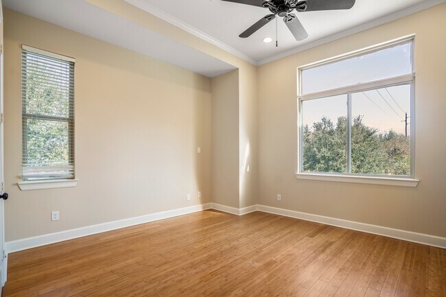 Building Photo - 104 Estelle St