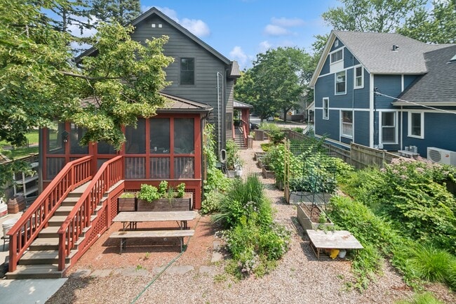 Building Photo - 2034 Maple Ave