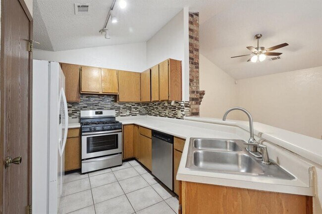 Building Photo - 2621 Garrettson Dr