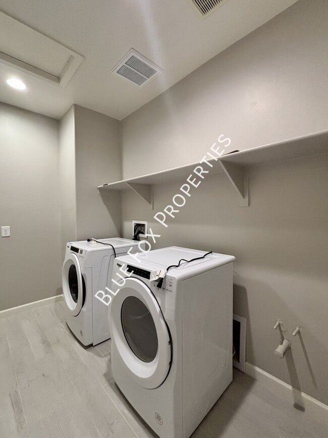 Building Photo - 5536 W Lazy Farm Dr