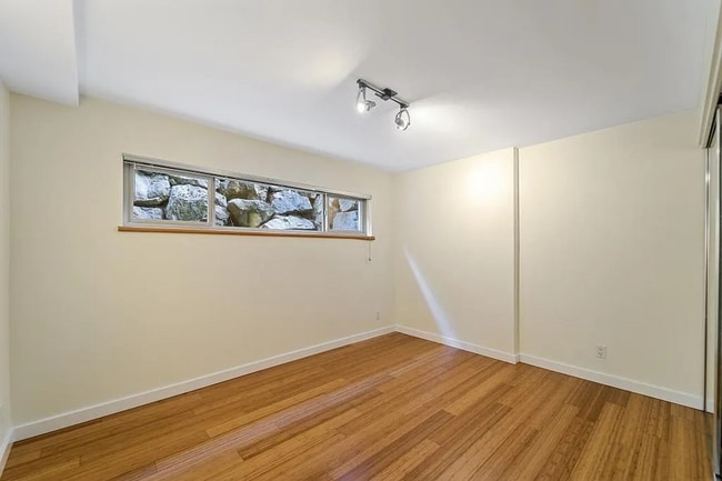 Building Photo - 2Bd/1Ba Seattle Condo