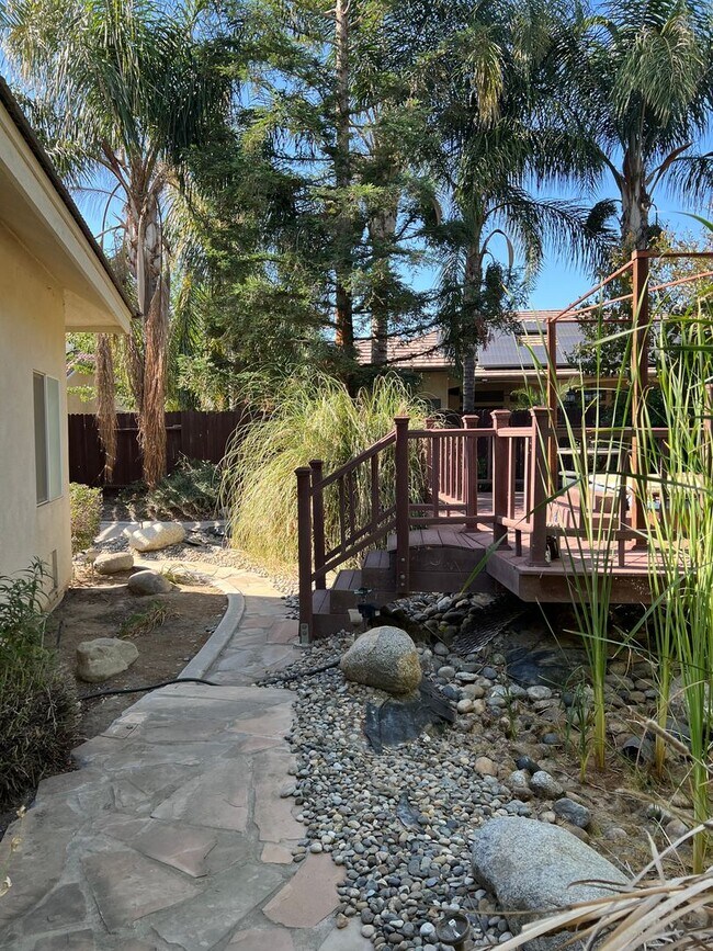 Building Photo - Gated Grand Island Home!