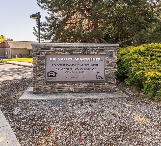 Building Photo - 556 G St