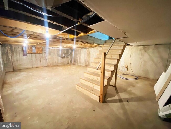 Building Photo - 1433 Vernon Rd