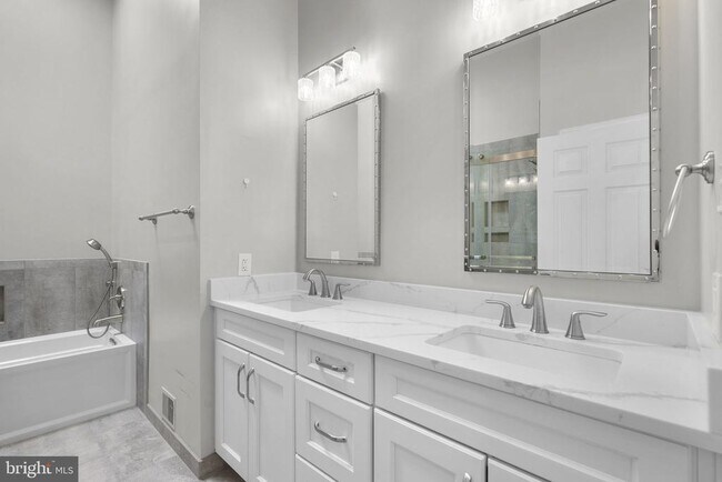 Building Photo - 10 Loganwood Ct