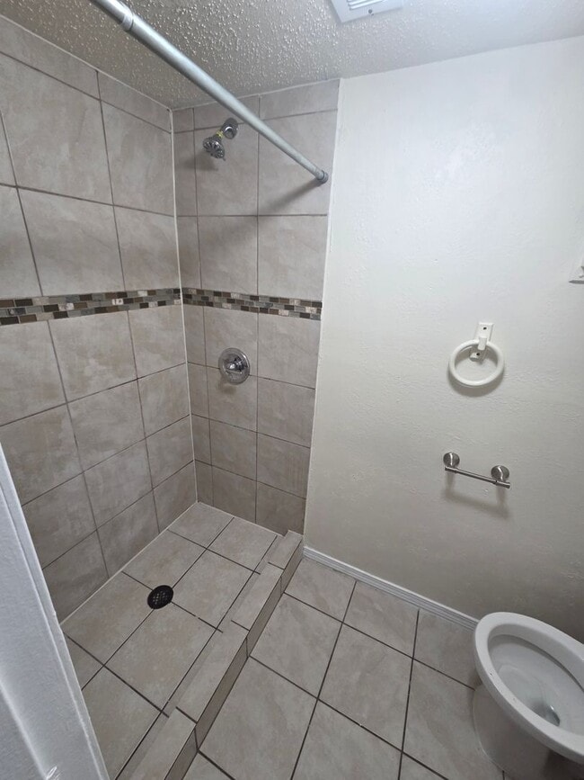 Building Photo - Charming 4BR Home with Spacious Layout, Mo...
