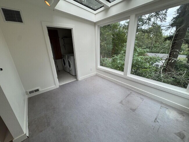 Building Photo - Spacious 2bed Plus Office, Single-level in Waverly Heights