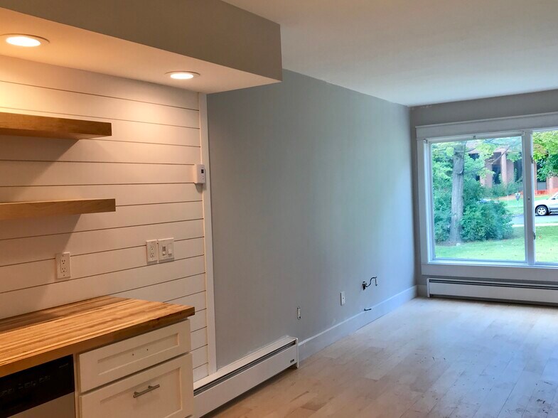 Building Photo - 297 College St