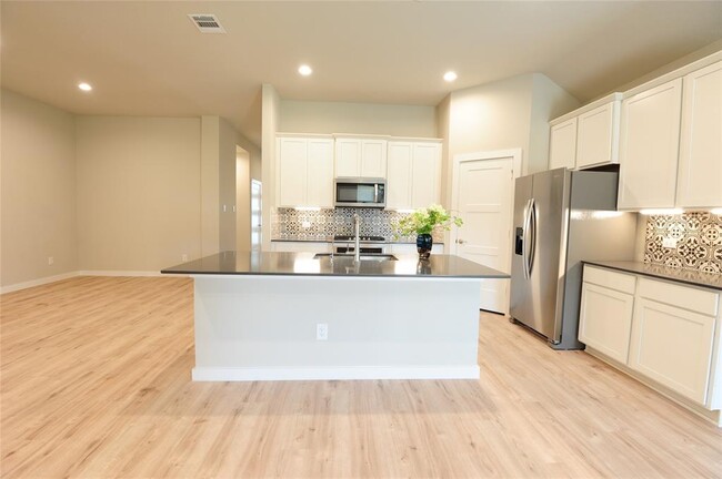 Building Photo - 22827 Castello Lakes Dr