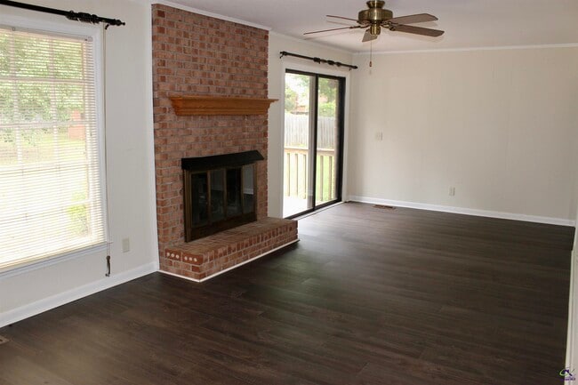 Building Photo - 1004 Ridge Cir S