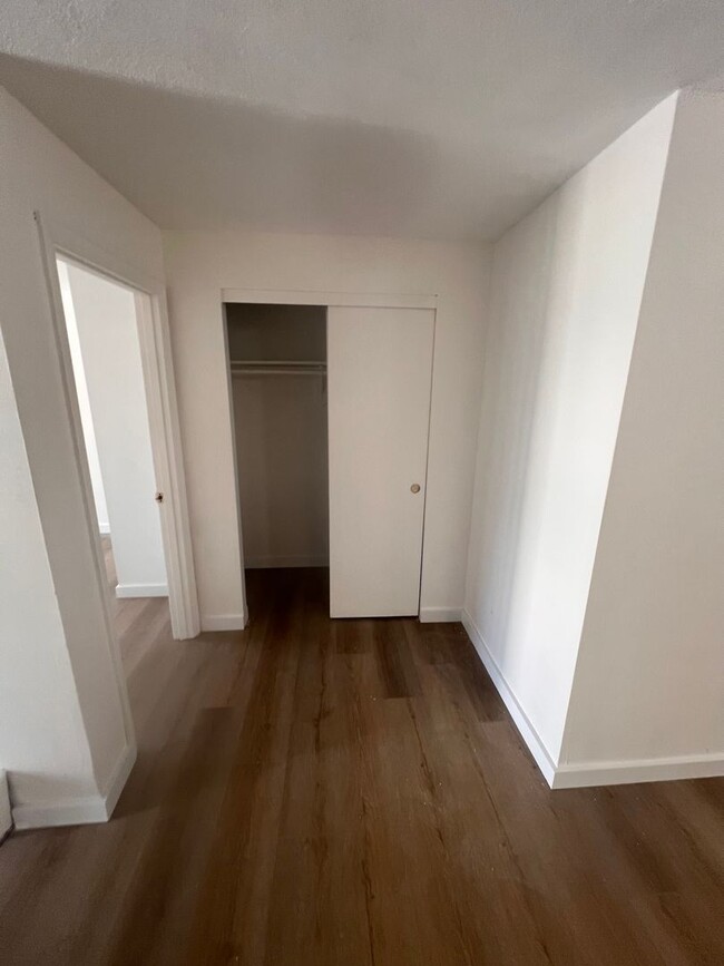 Building Photo - Beautifully Remodeled 3 bedroom Condo in H...