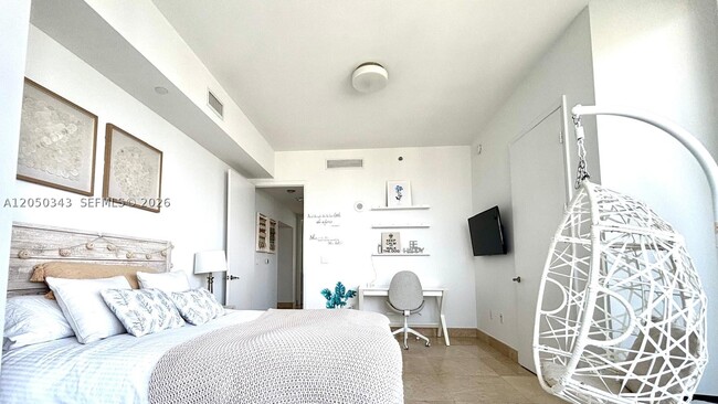 Building Photo - 15901 Collins Ave