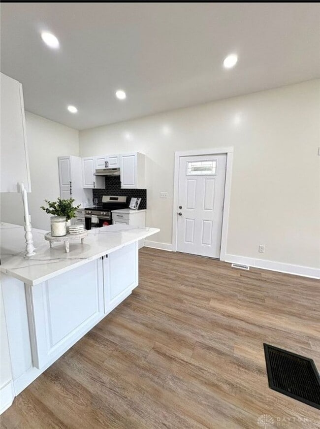 Building Photo - Completely updated bungalow in Historic So...