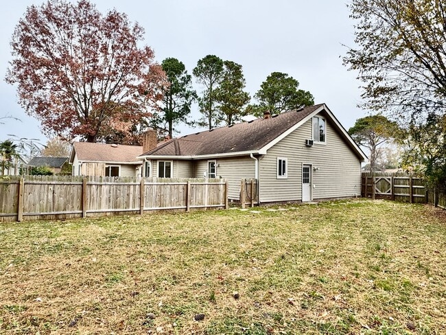 Building Photo - READY NOW!! 4-Bedroom Home in Lake Trant w/Attached Garage! Pet Friendly!