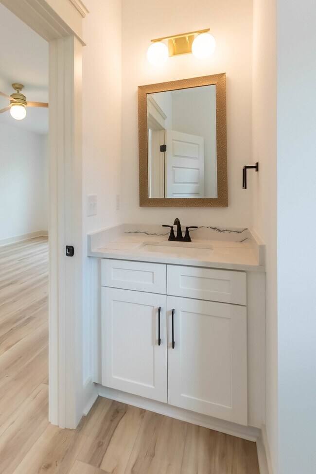 Building Photo - 2 Bed 2.5 Bath End Unit Townhome!