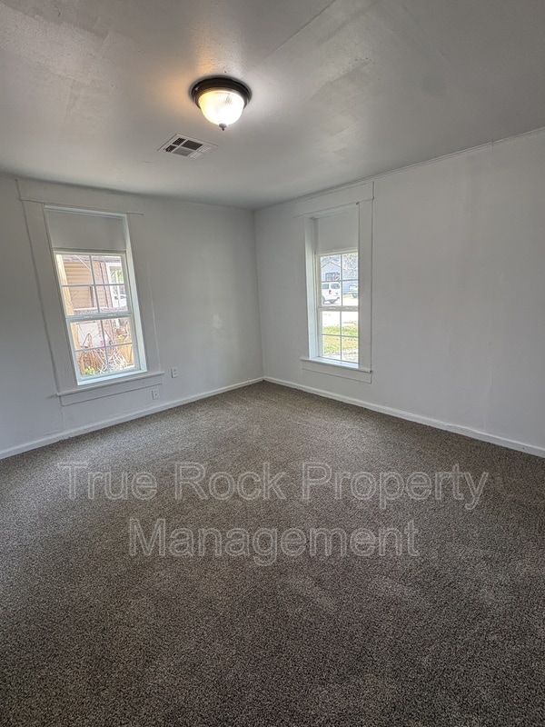 Building Photo - 730 W 8th St