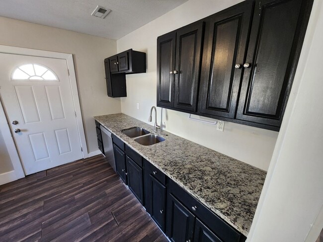 Building Photo - Spacious 3-Bedroom, 2-Bathroom Home AVAILABLE NOW!!