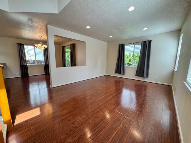 Building Photo - FOR RENT - SUPER CLEAN 4 BEDROOM, 2.5 BATH...