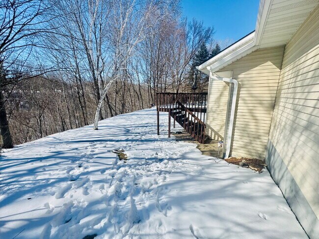 Building Photo - Charming Chaska Retreat: Spacious Single Family Homer 3-Bedroom 2.5 Bathroom Home with Finished B...