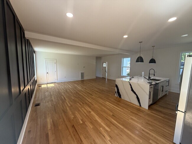 Building Photo - "Spacious 3-Bed, 3.5-Bath in the heart of East Nash