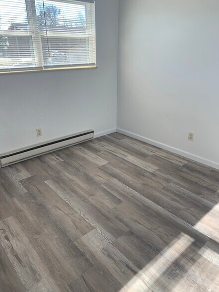 Building Photo - 150 E Back St