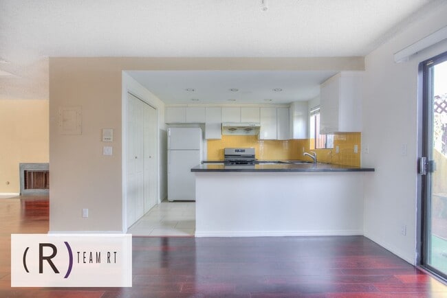 Building Photo - Gorgeous townhouse in a quiet 6-unit gated complex