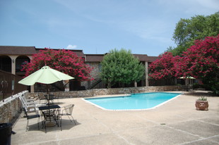 3 Large Pools - Wilshire Woods