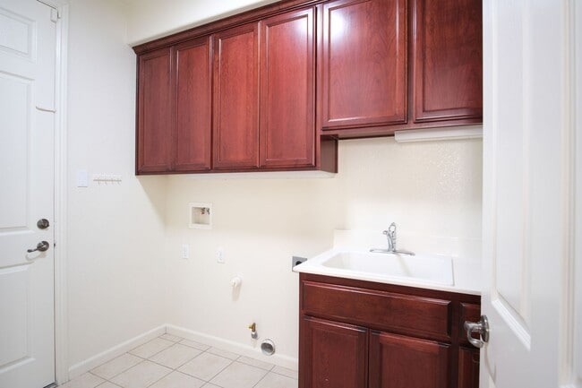 Building Photo - Gorgeous home in Ceres, Available NOW!!!