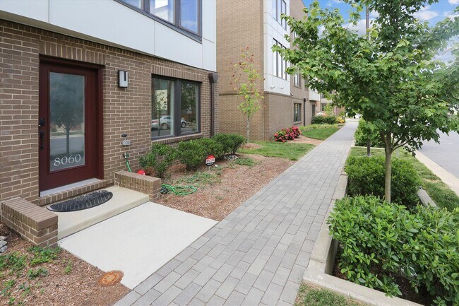 Building Photo - Luxury END-UNIT garage townhouse - 4BD/4.5BA!