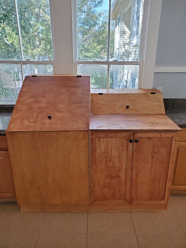 Washer/dryer cabinet - 8 Fontainebleau Dr