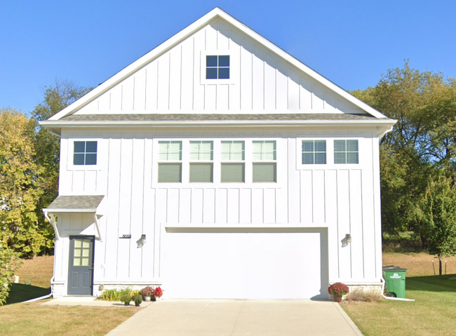 Primary Photo - Beautiful Single Family Home With 6 Car At...