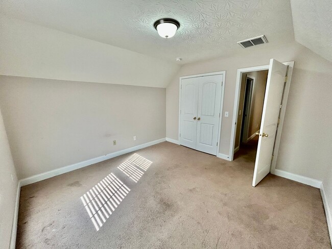 Building Photo - Large 4 Bed, 2.5 bath in Lexington!