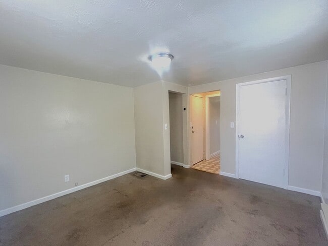 Building Photo - BIG VALUE small price!