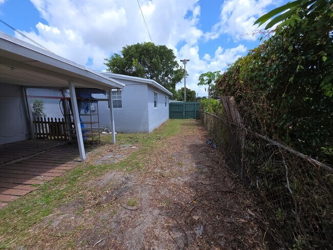 Building Photo - 4054 SW 50th St