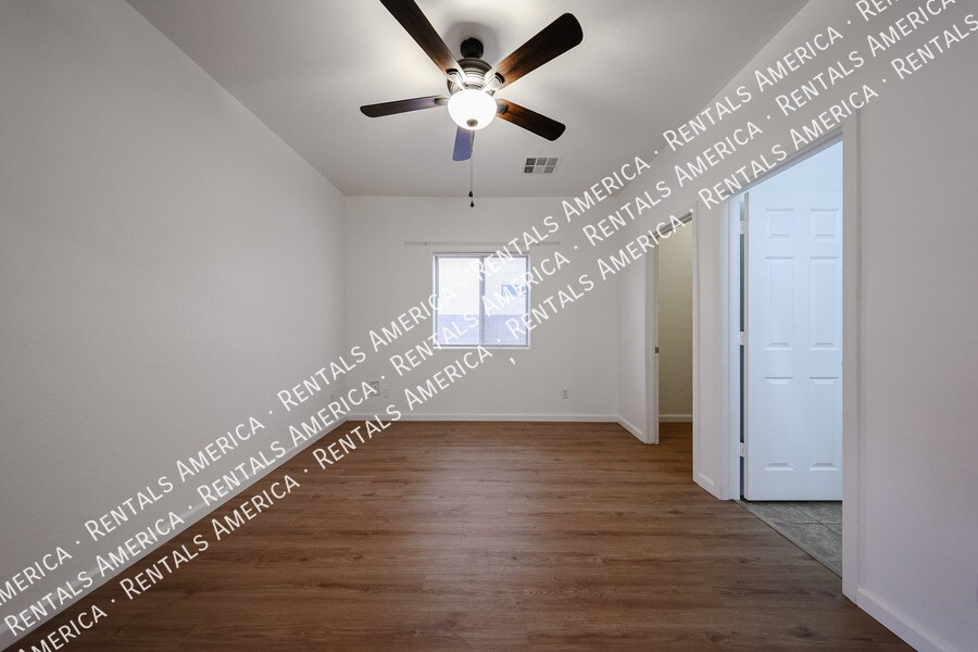 Building Photo - 1295 E Leaf Rd