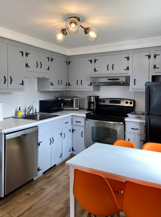 Building Photo - 142 Renfrew Ave