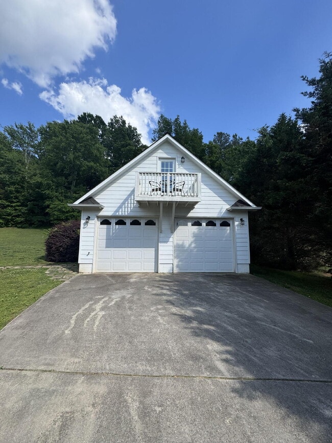 Building Photo - "Charming Furnished Studio Apartment Retreat in Valley Head – Cozy 300 Sq Ft!"