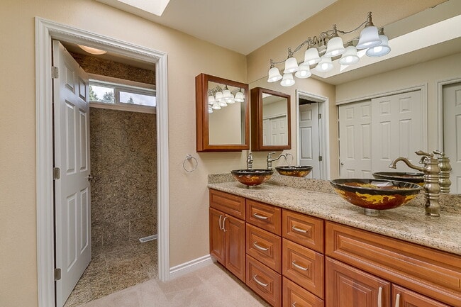 Building Photo - Gorgeous 3 bedroom home in College Hill Skyridge neighborhood of Bellevue