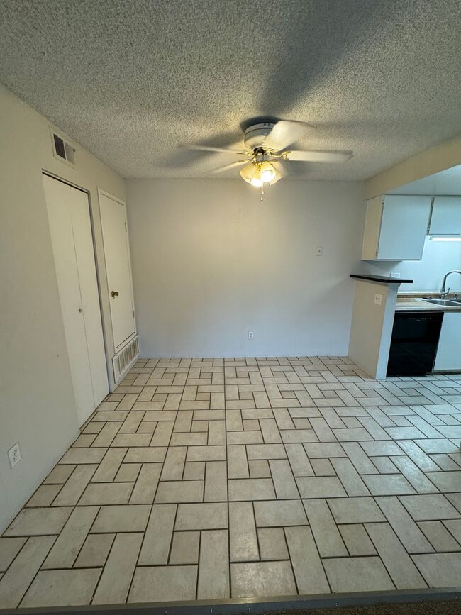 Building Photo - Second Level 3 Bed, 2 Bathroom Condo in Ro...