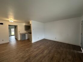 Building Photo - 1053 Lakeshore Dr