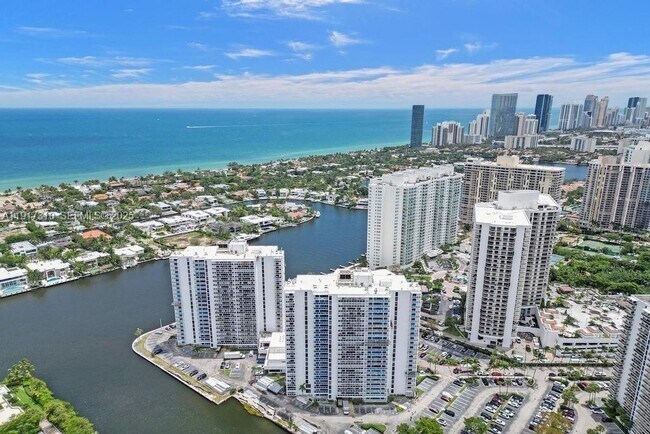 Building Photo - 20505 E Country Club Dr