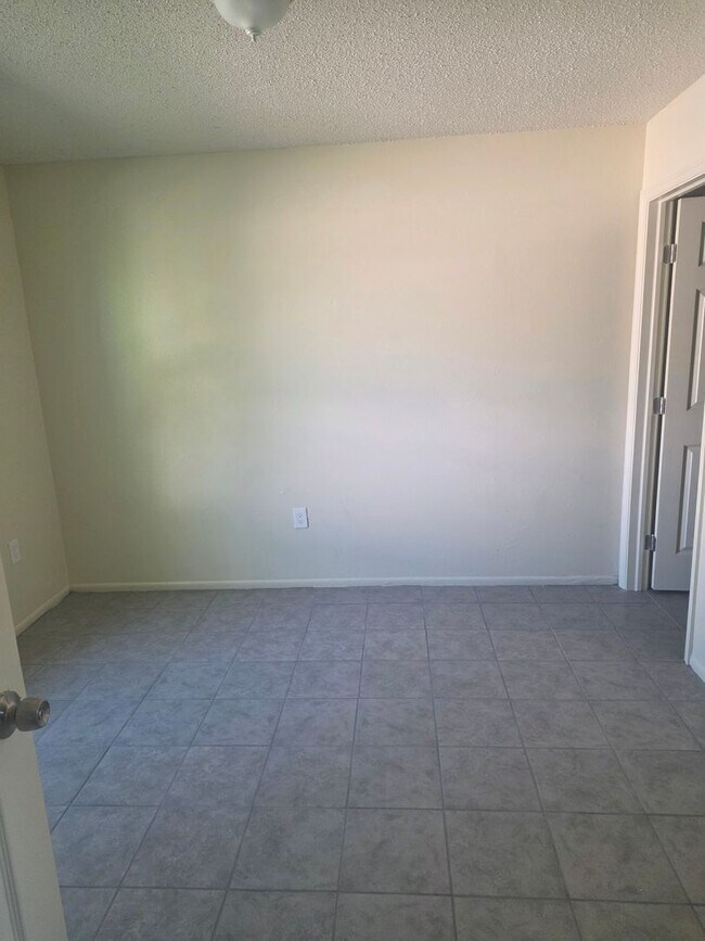 Building Photo - 3/2 DUPLEX NEW REMODEL