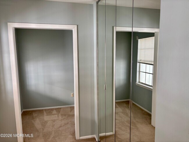 Building Photo - 802B Balmoral Ct