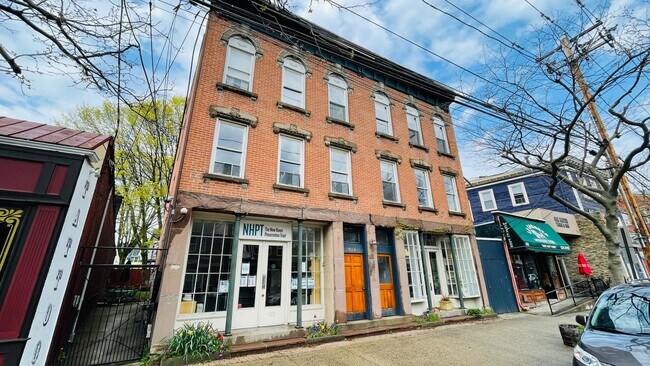 Building Photo - Stunning 1BR in Historic East Rock Building | Exposed Brick | Near Yale SOM