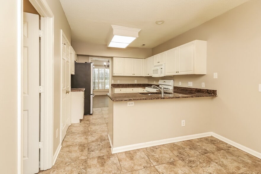 Building Photo - 6020 Skyline Dr