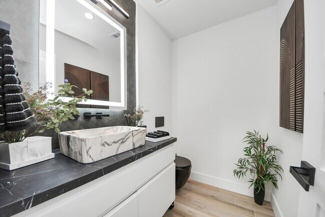 Building Photo - 5327 S Braeswood Blvd