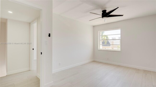 Building Photo - 933 NE 24th Ave