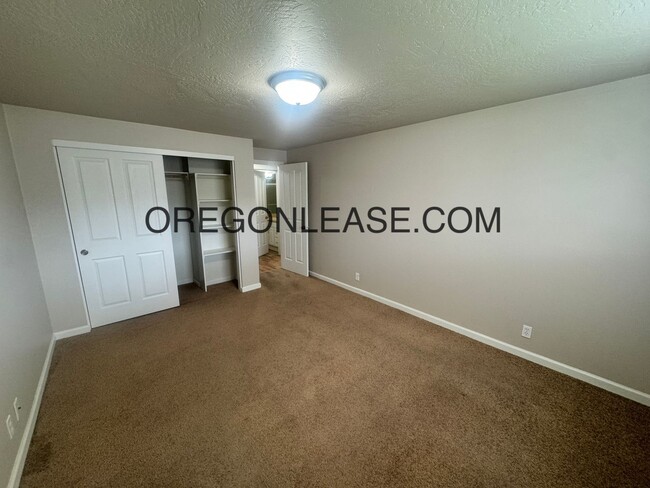 Building Photo - 2 Bed one bath South Hills duplex