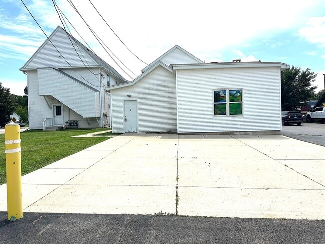 Building Photo - 118 Kenosha St